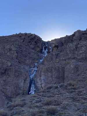 Cascada de la cordillera durante un recorrido panorámico