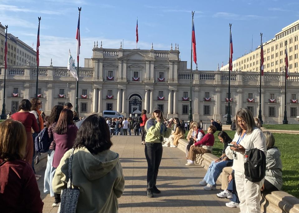 Grupo de visitantes frente al Palacio de La Moneda en Santiago