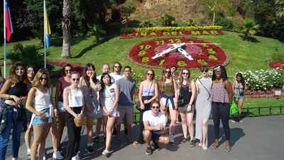 Viajeros junto al Reloj de Flores de Viña del Mar