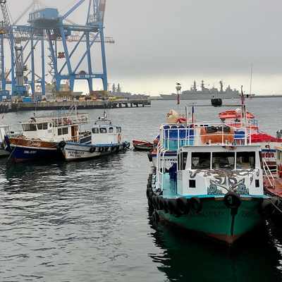 Embarcaciones en el puerto de Valparaíso