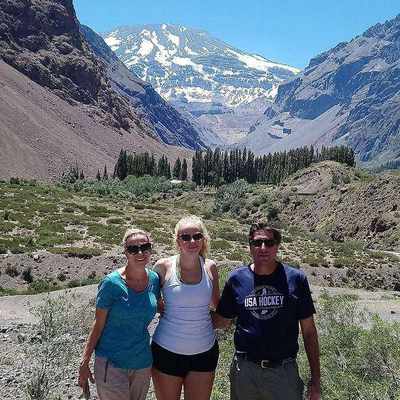 Fotografía de viajeros en el Cajón del Maipo; no corresponde al embalse.