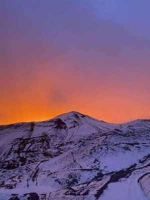 Montañas nevadas de Valle Nevado al atardecer