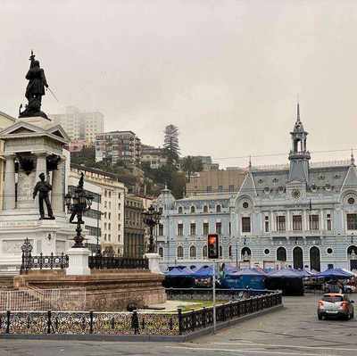 Plaza Sotomayor y edificios de Valparaíso