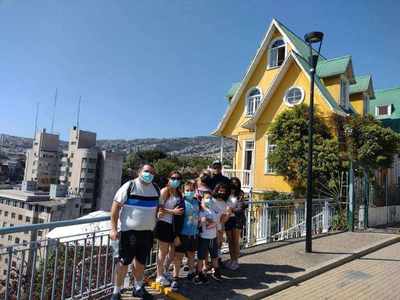 Viajeros junto a la arquitectura de los cerros de Valparaíso