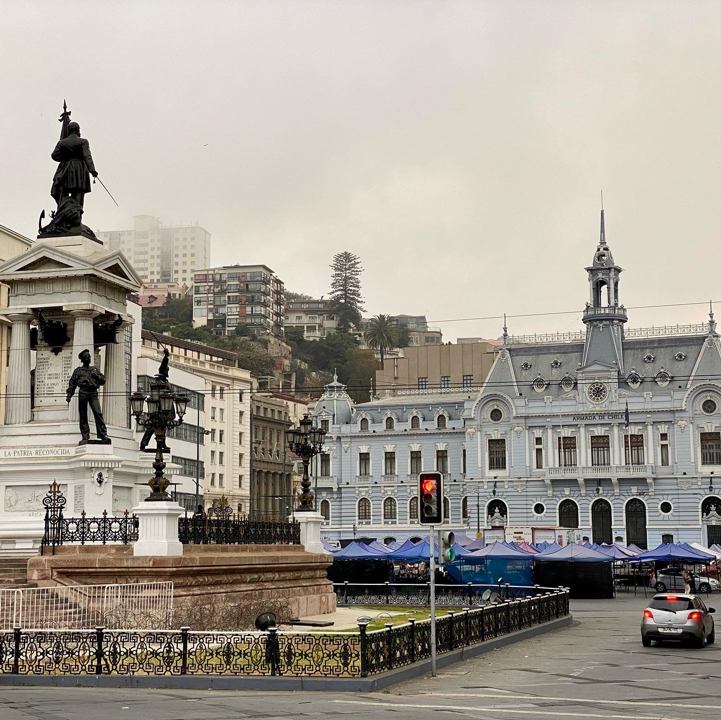 Plaza Sotomayor y edificios de Valparaíso