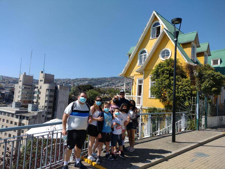Viajeros junto a la arquitectura de los cerros de Valparaíso