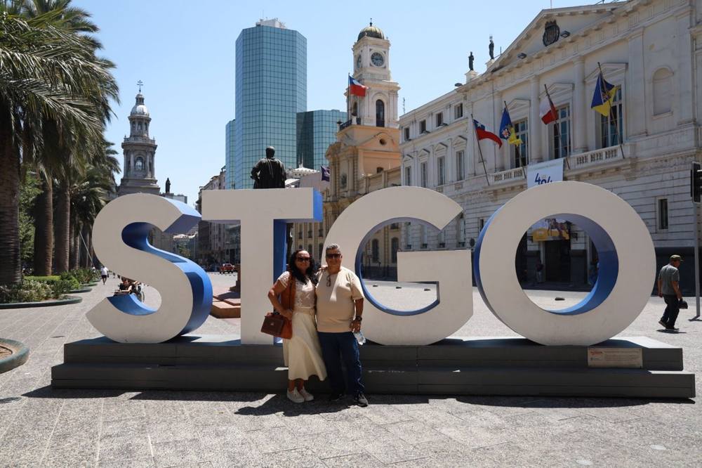 Viajeros disfrutando del centro de Santiago